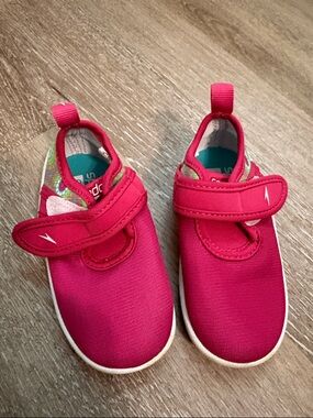 Kids Slip-On Athletic Shoes - Bright Pink